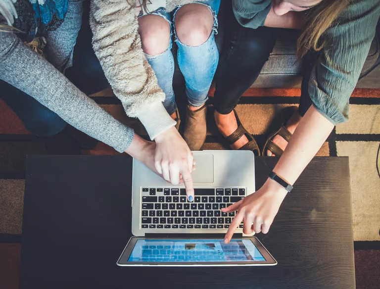 Öğrenciler laptop ile çalışıyor — eğitim planlama